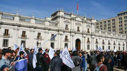 Colegio de Profesores en el frontis de La Moneda