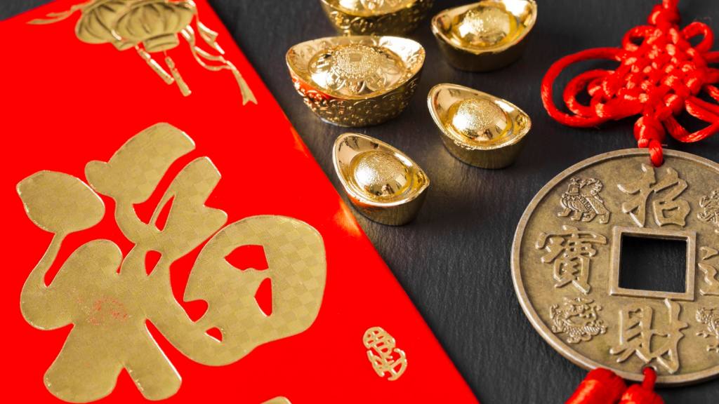 Una tarjeta de Año Nuevo chino con un signo del zodiaco y una moneda china / 