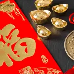 Una tarjeta de Año Nuevo chino con un signo del zodiaco y una moneda china