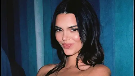 Un primer plano del rostro de Kendall Jenner.