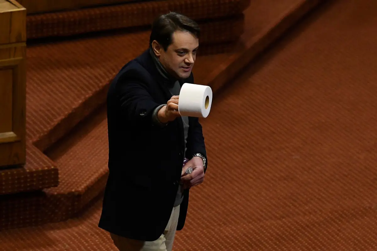 Gaspar Rivas con un papel higiénico en la mano