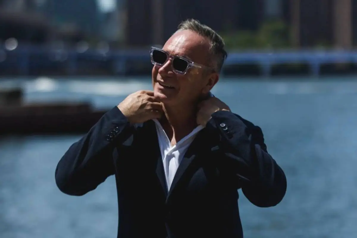 plano medio cuerpo de Luis Jara