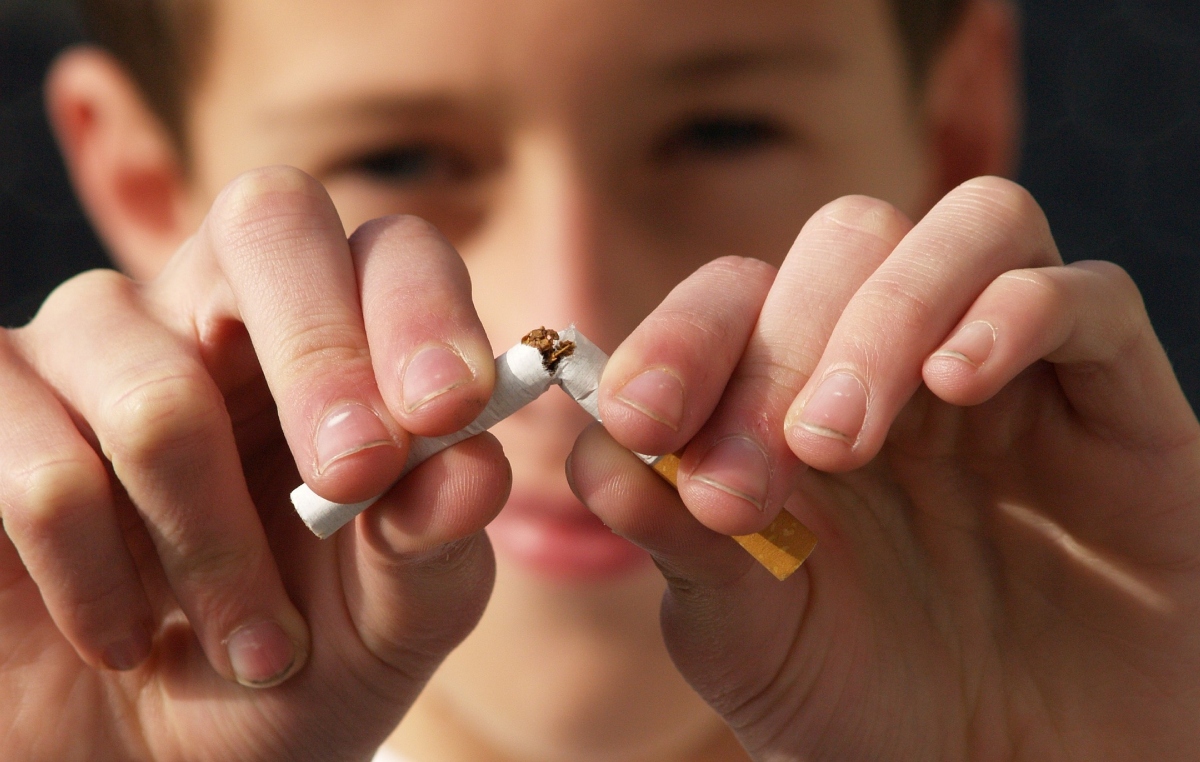 Niño rompiendo un cigarro que simboliza dejar de fumar / Abandonar el hábito del cigarro es difícil, pero no imposible, así que sigue estos consejos y busca ayuda profesional para dejar de fumar FOTO: PEXELS