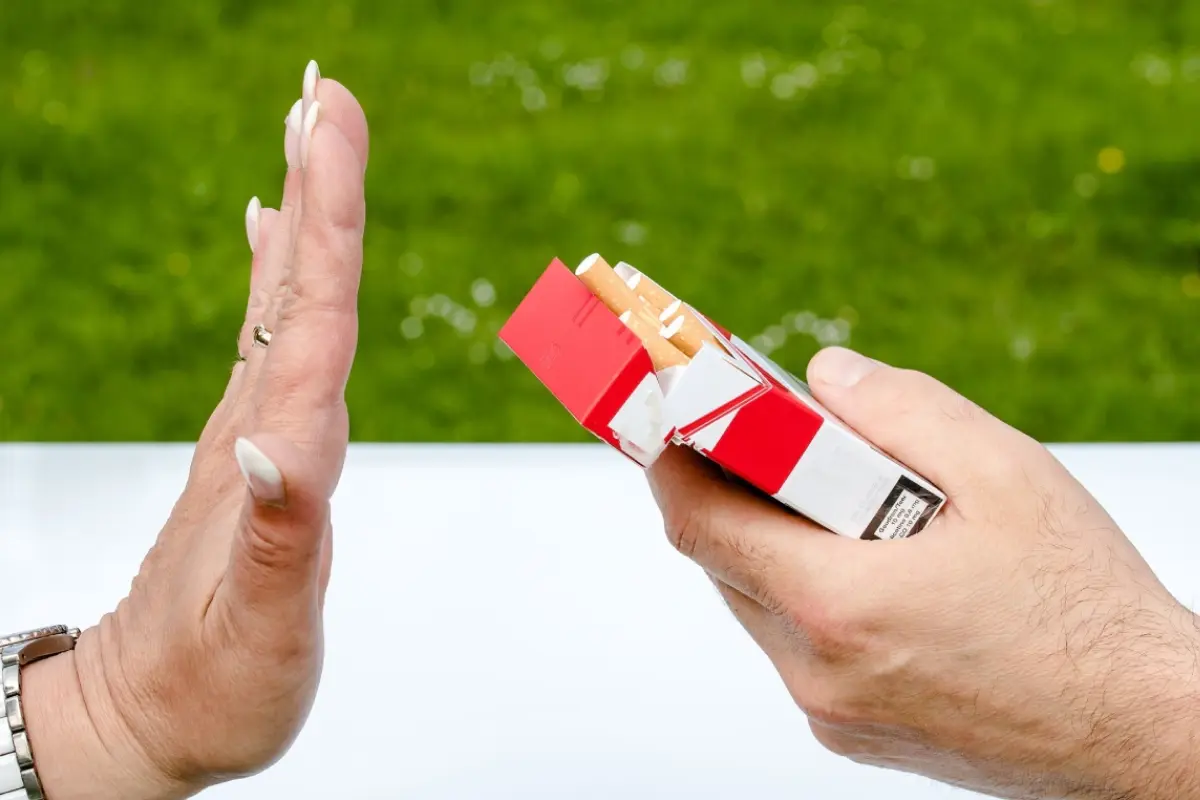 mano de mujer rechaza una cajetilla de cigarros, dejar de fumar