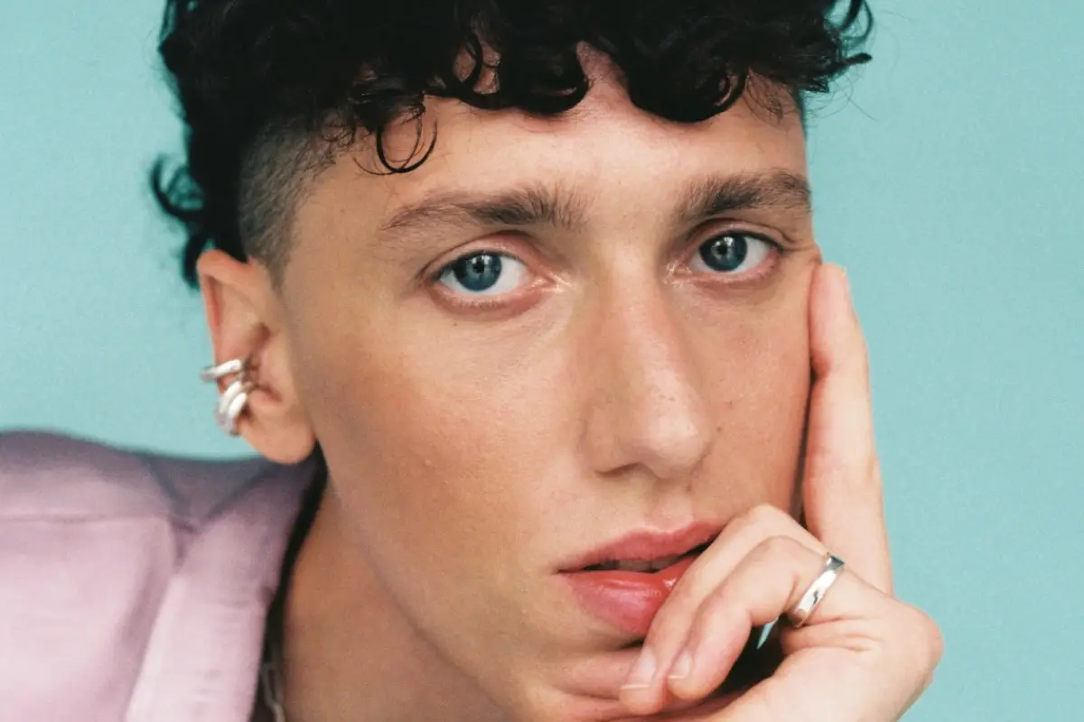 el artista urbano chileno bocho, primer plano del rostro