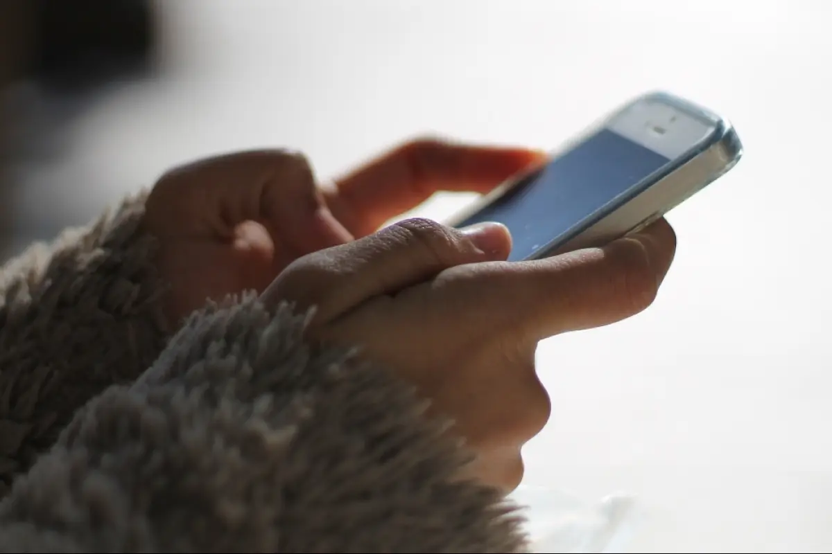 manos sosteniendo un teléfono movol