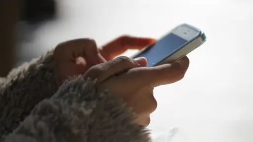 manos sosteniendo un teléfono movol