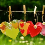 corazones colgando en un tendedero