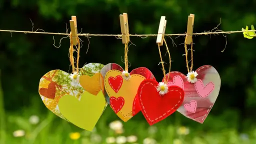 corazones colgando en un tendedero