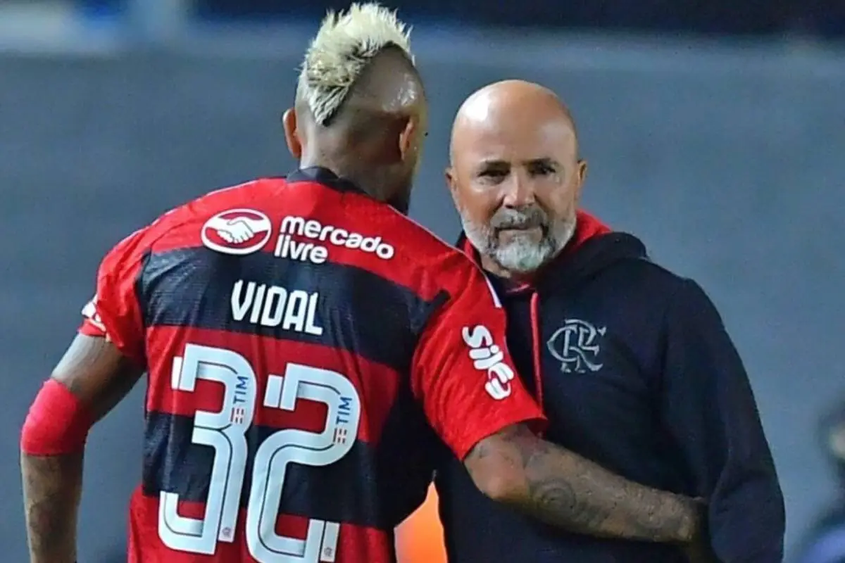 plano medio de Arturo Vidal y Jorge Sampaoli