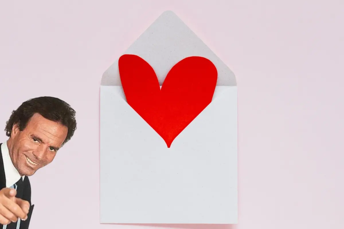 sobre con un corazón y una foto de julio iglesias apuntando con el dedo