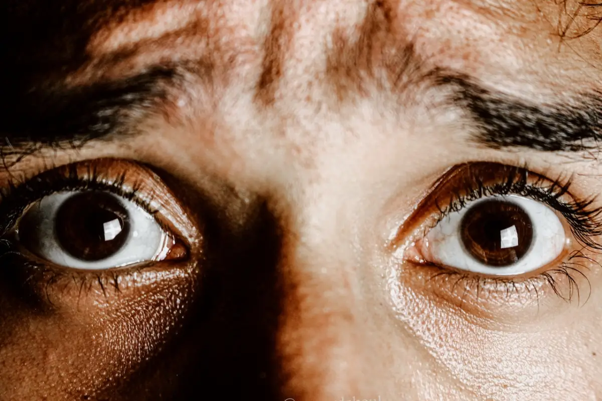 primer plano de ojos ansiosos, miedo