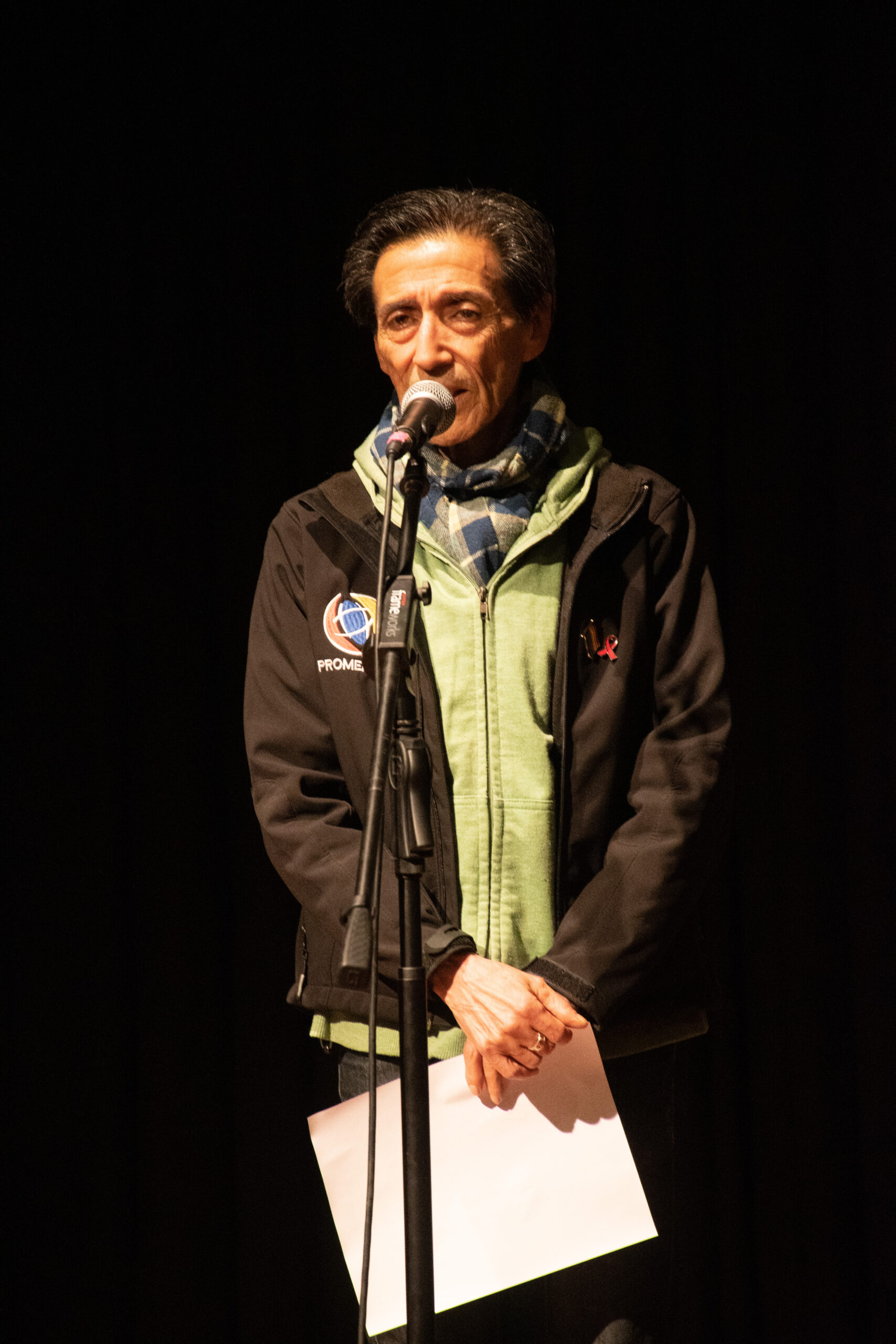 marco ruiz arriba del escenario en el museo de la memoria / Marco Ruiz, uno de los protagonistas del documetal, durante la presentación en el Museo de la Memoria / Foto: Arturo Ledezma / La Hora