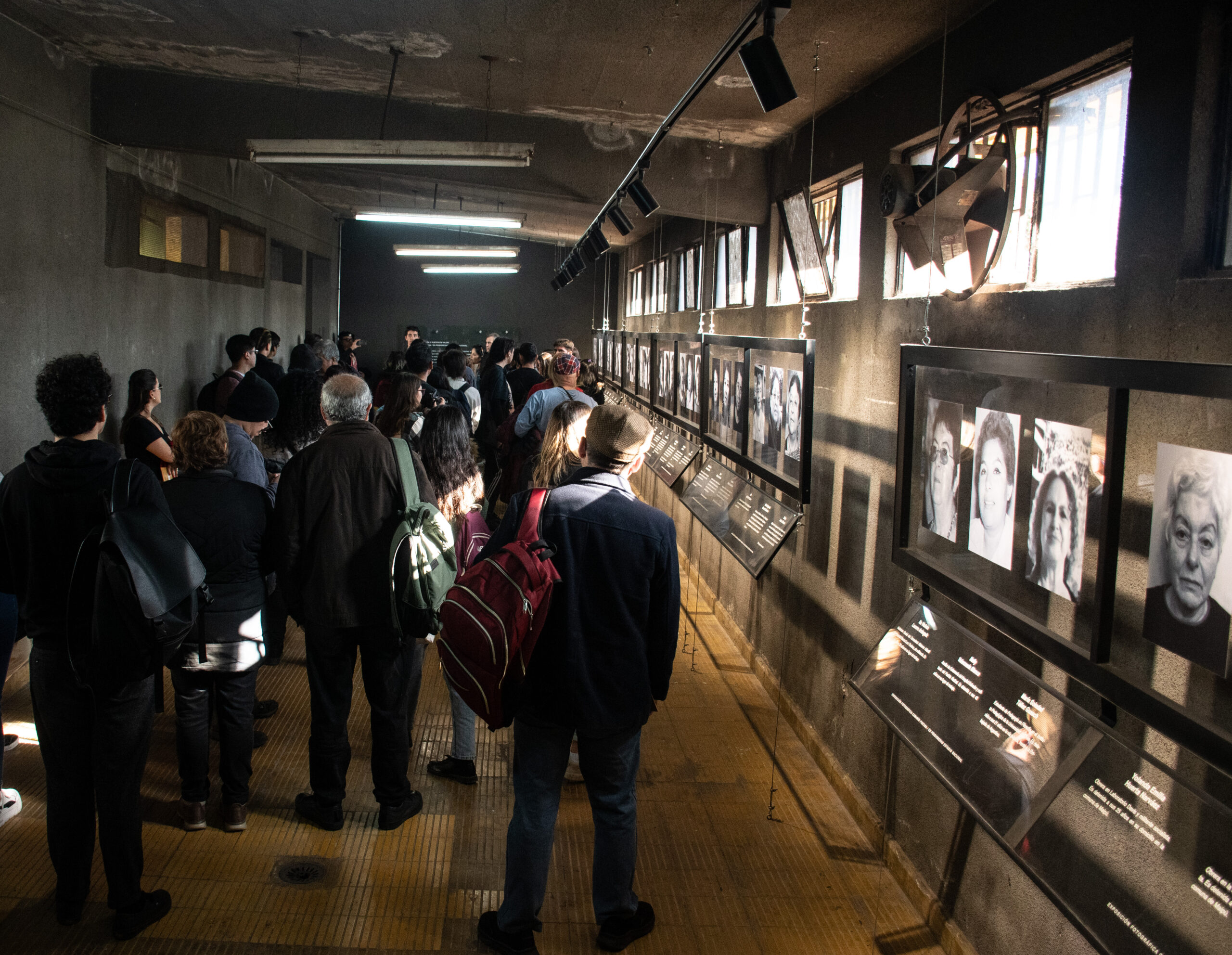  / El público recorrió junto a Marcela Dimonti los pasadizos en que estuvo detenida por la dictadura /Foto: Arturo Ledezma / La Hora