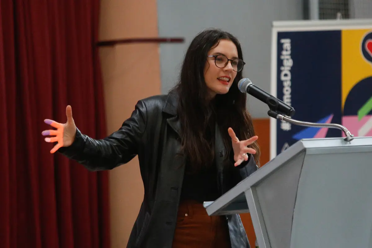 Camila Vallejo frente al micrófono