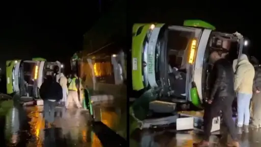 Un bus de color verde volcado en la carretera de San Javier