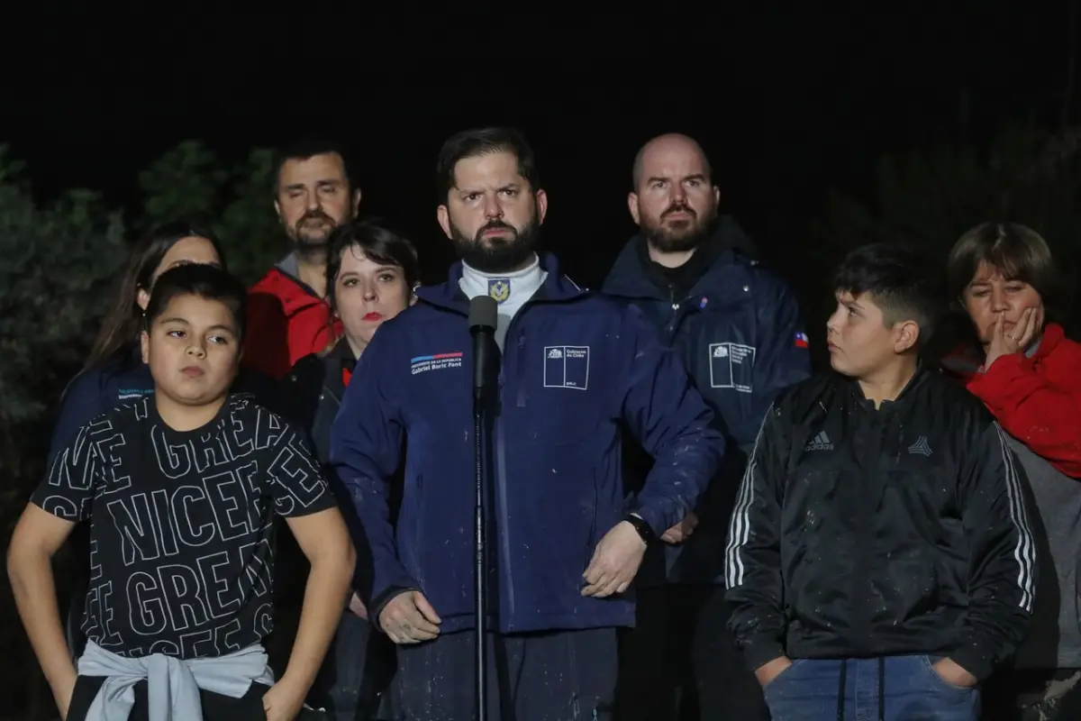 Gabriel Boric en un punto de prensa acompañado por niños