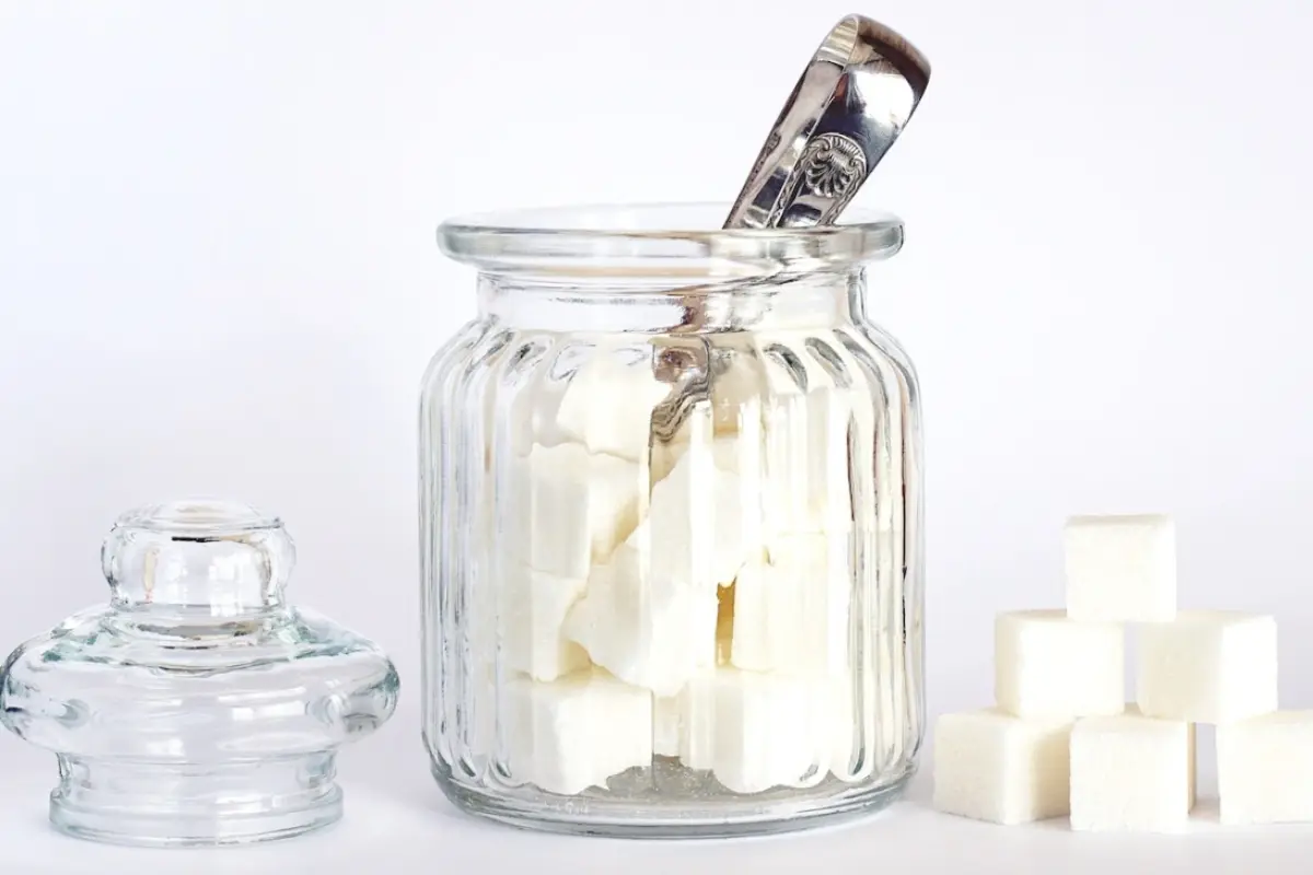 un azucarero con cubis de azúcar