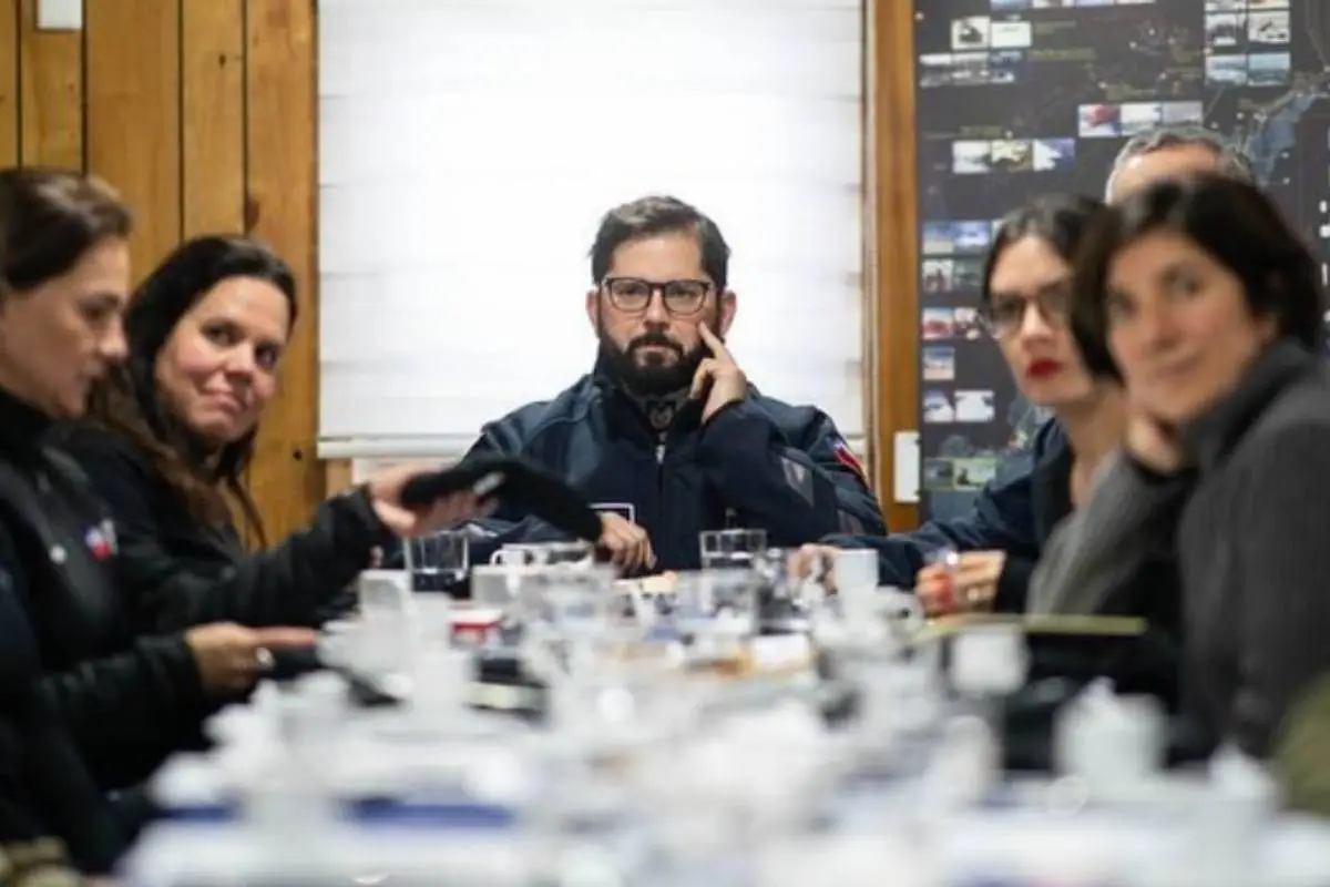 plano general de Gabriel Boric con minisitros