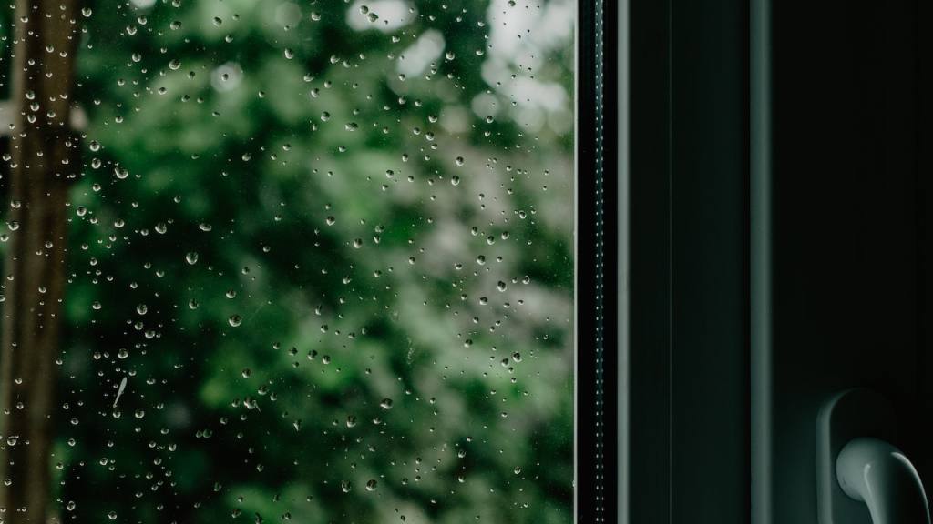 ventana de vidrio mojada por la lluvia / 