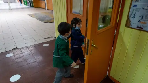 plano general de niños en el colegio