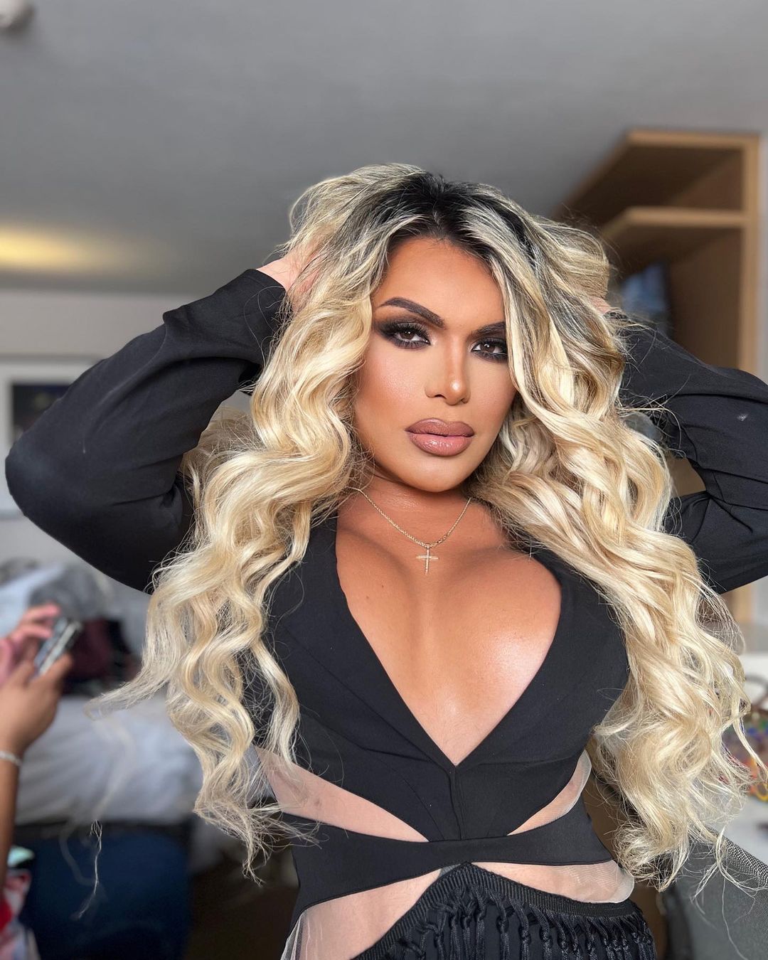 la influencer mexicana wendy guevara con vestido negro y las manos sobre la cabeza / Captura de Instagram @soywendyguevaraoficial