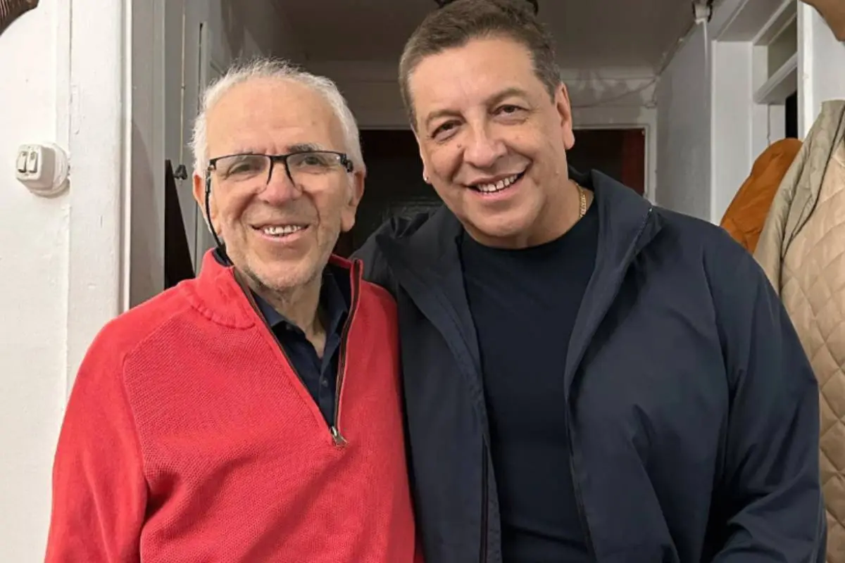 plano medio de Julio César Rodríguez con su padre