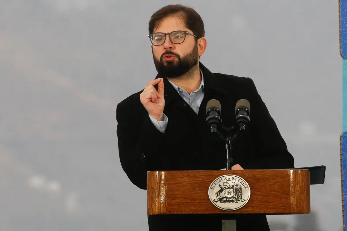 Gabriel Boric frente a un micrófono