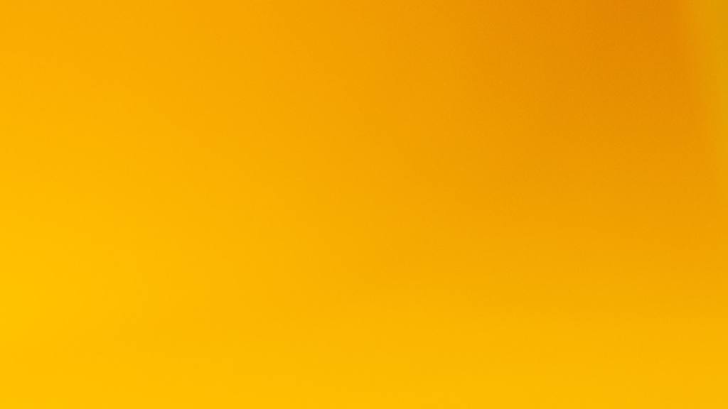 un huevo duro con fondo naranjo / 