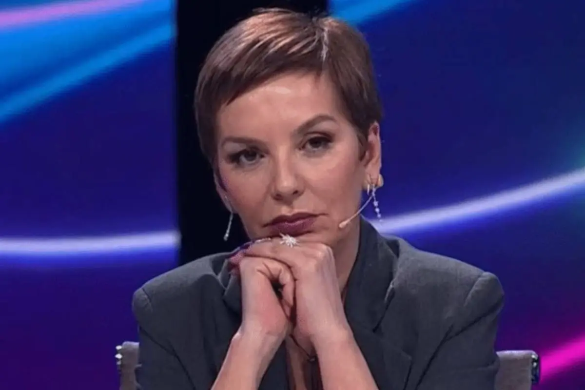 Fran Garcia-Huidobro tocándose el mentón con sus manos