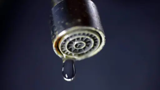gota de agua cayendo de una llave