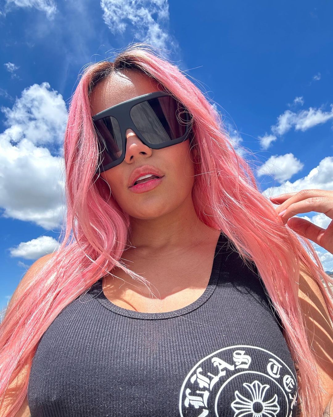 karol g con lentes de sol en un dia soleado / Foto: Instagram @karolg