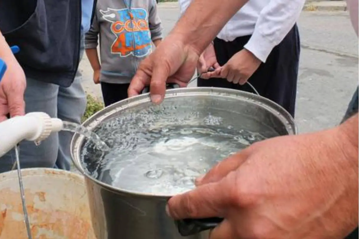plano general de gente juntando agua