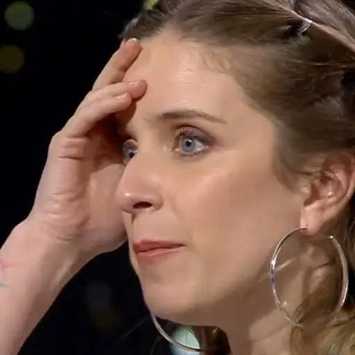 primer plano de Alison Mandel tocándose la cara