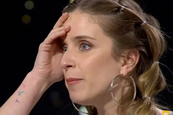 primer plano de Alison Mandel tocándose la cara