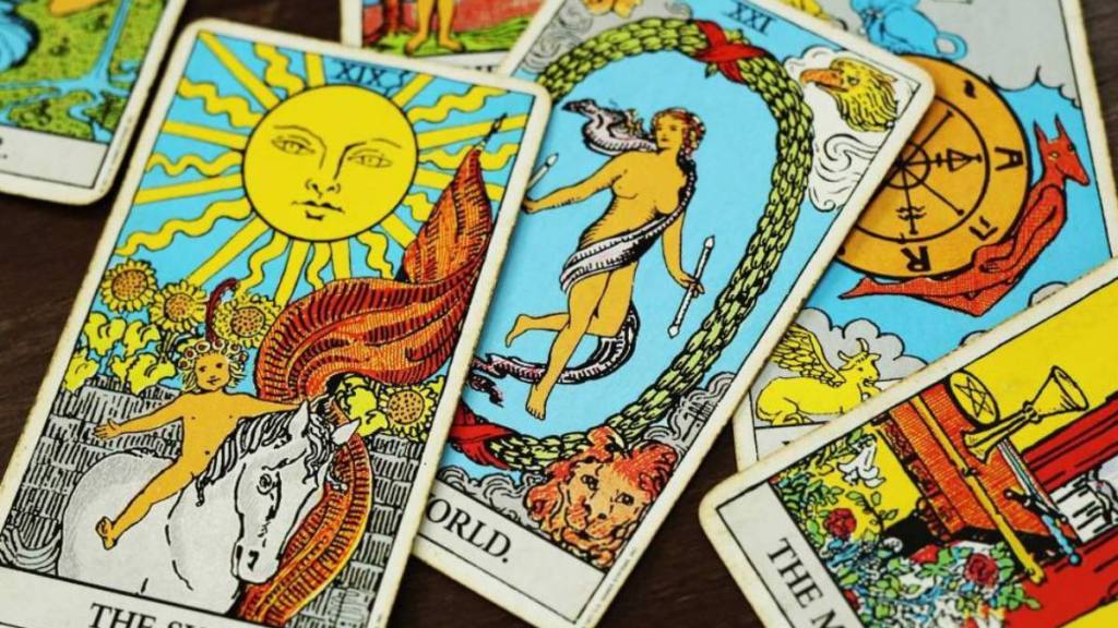 cartas del tarot sobre un fondo negro / 