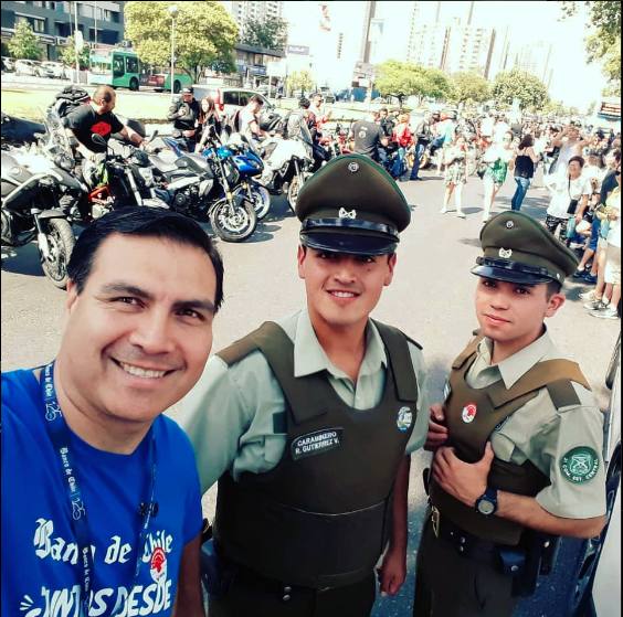 en el centro rubén gutierrez vestido de carabinero junto a otro funcionario y un hombre vestido de azul / Rubén Gutiérrez cuando trabajaba como Carabinero / Instagram 