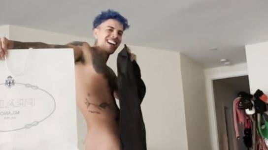 Los novios cantantes se muestran al natural y casi sin ropa en el clip Beso.