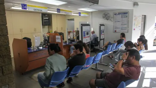 plano general de personas haciendo trámites