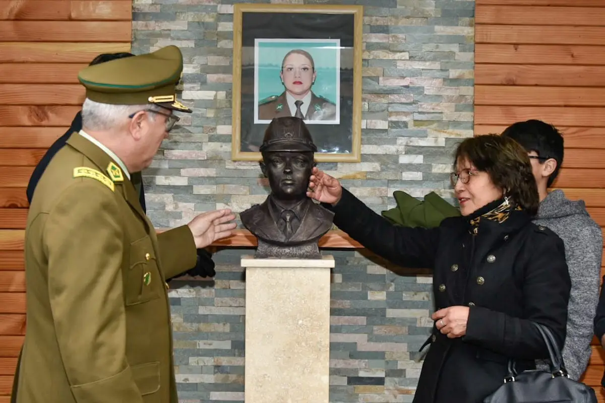 Plano general de la estatua de Carabinera asesinada