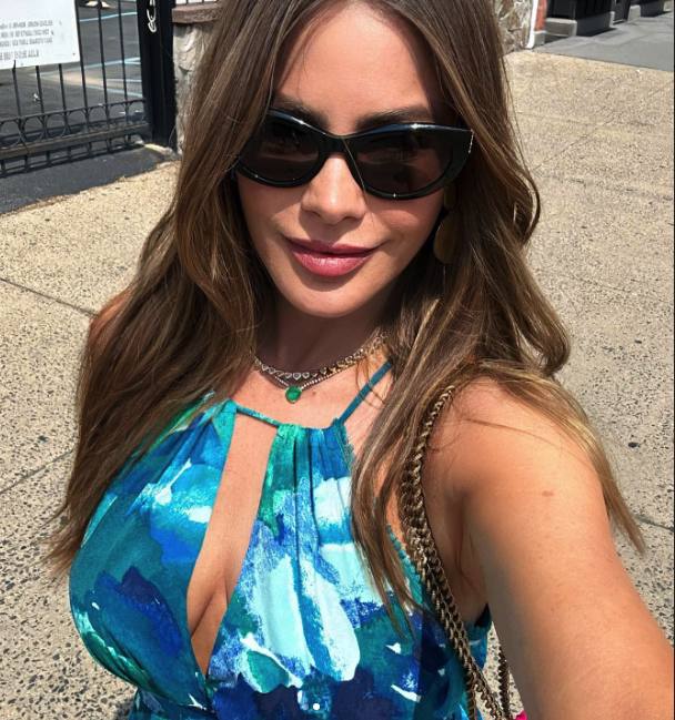 Sofía vergara paseando por la calle con vestido azul / 