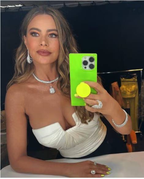 Sofía Vergara hace una selfie con el espejo sostiene su teléfono verde / FUENTE: Instagram @sofiavergara