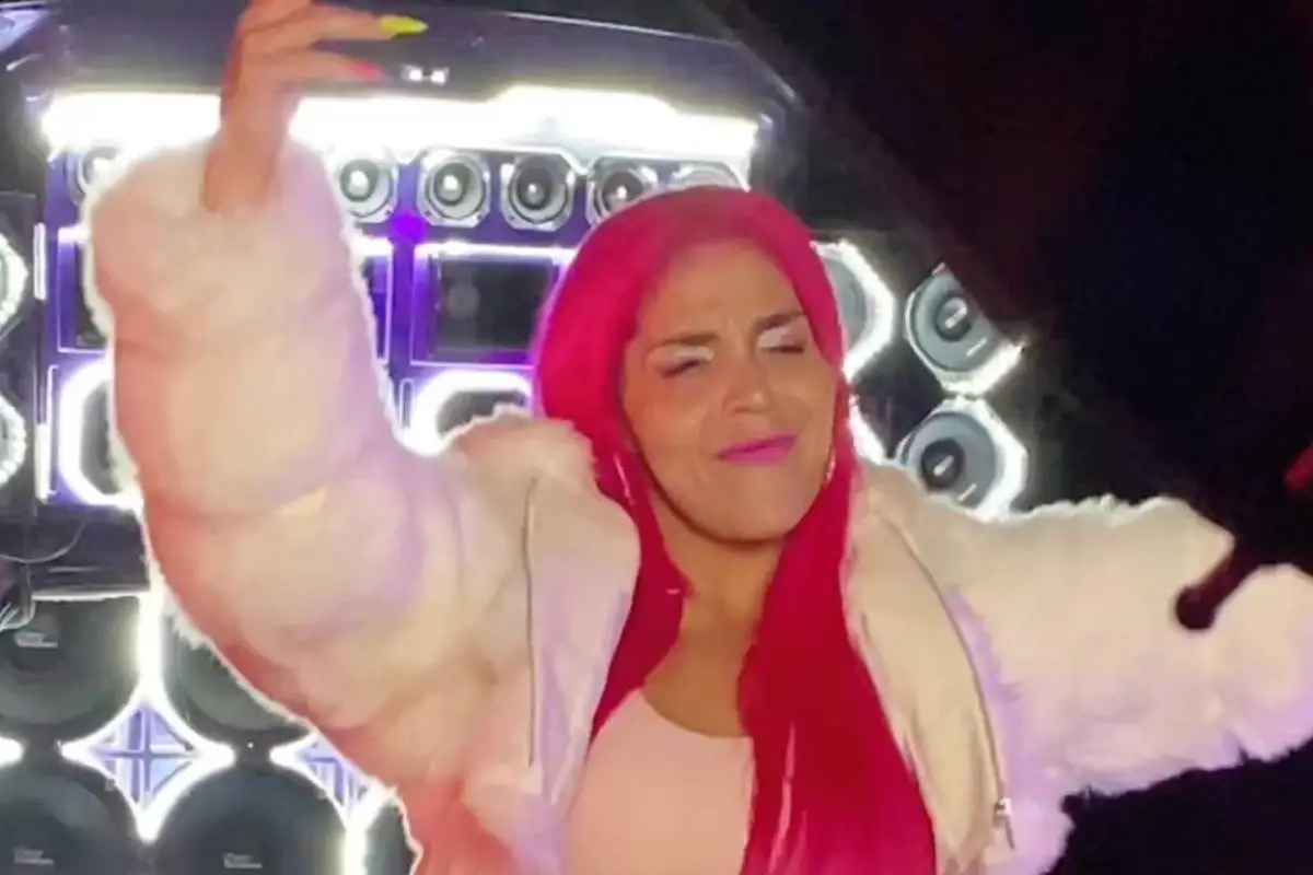 plano medio de Kathy Orellana en su nuevo video