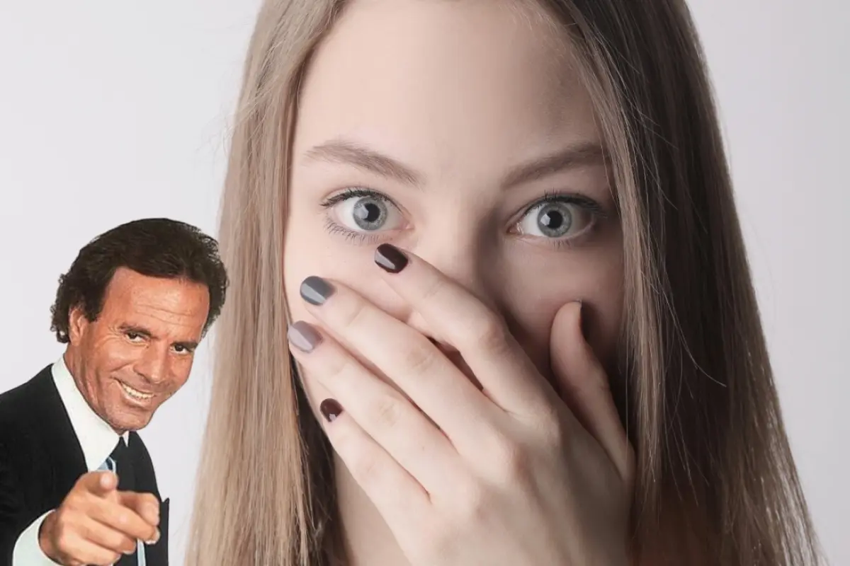 una mujer se cubre el rostro, en un costado aparece un sticker de julio iglesias