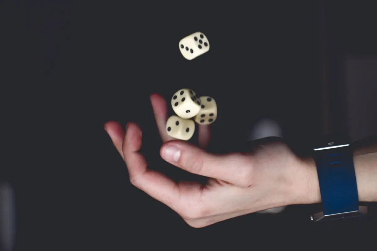 una mano lanzando dados en el aire, metáfora de la inteligencia emocional