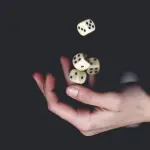 una mano lanzando dados en el aire, metáfora de la inteligencia emocional