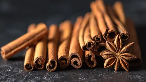palitos de canela y flor de la canela en primer plano
