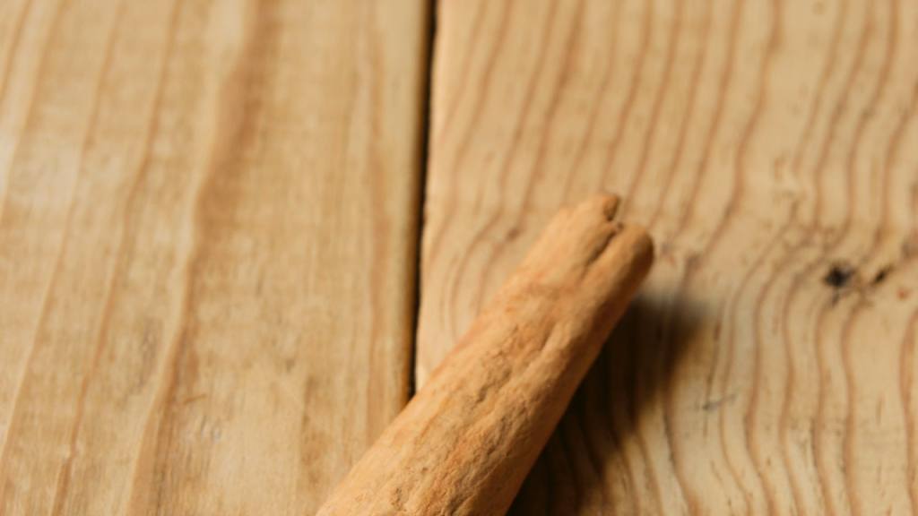palitos y semilla de canela sobre una mesa de madera / 