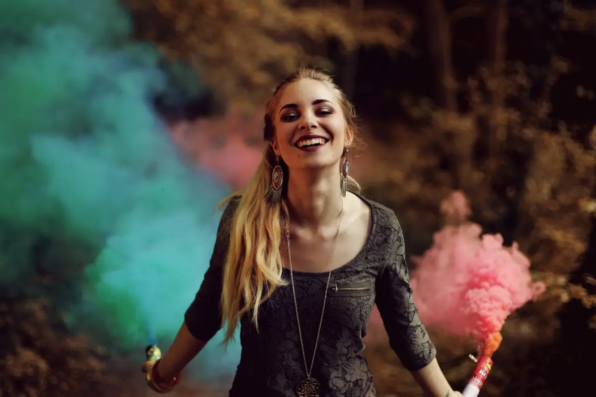 una mujer feliz caminando por el bisque