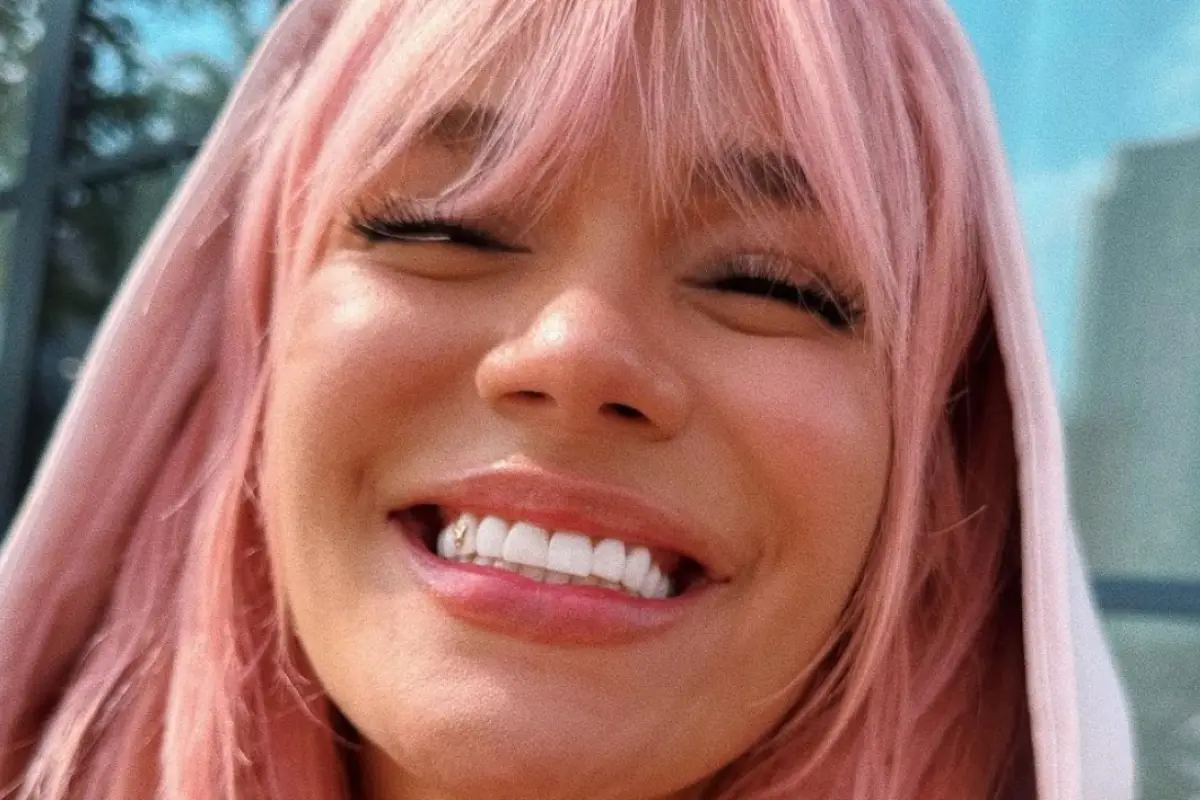 karol g sonríe a la cámara